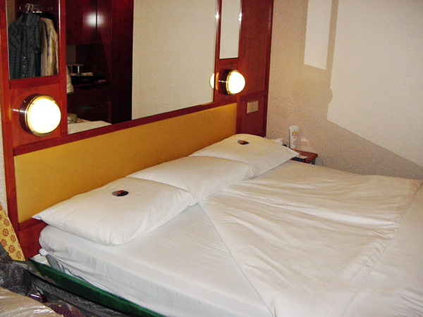 bedroom on Norwegian Sun